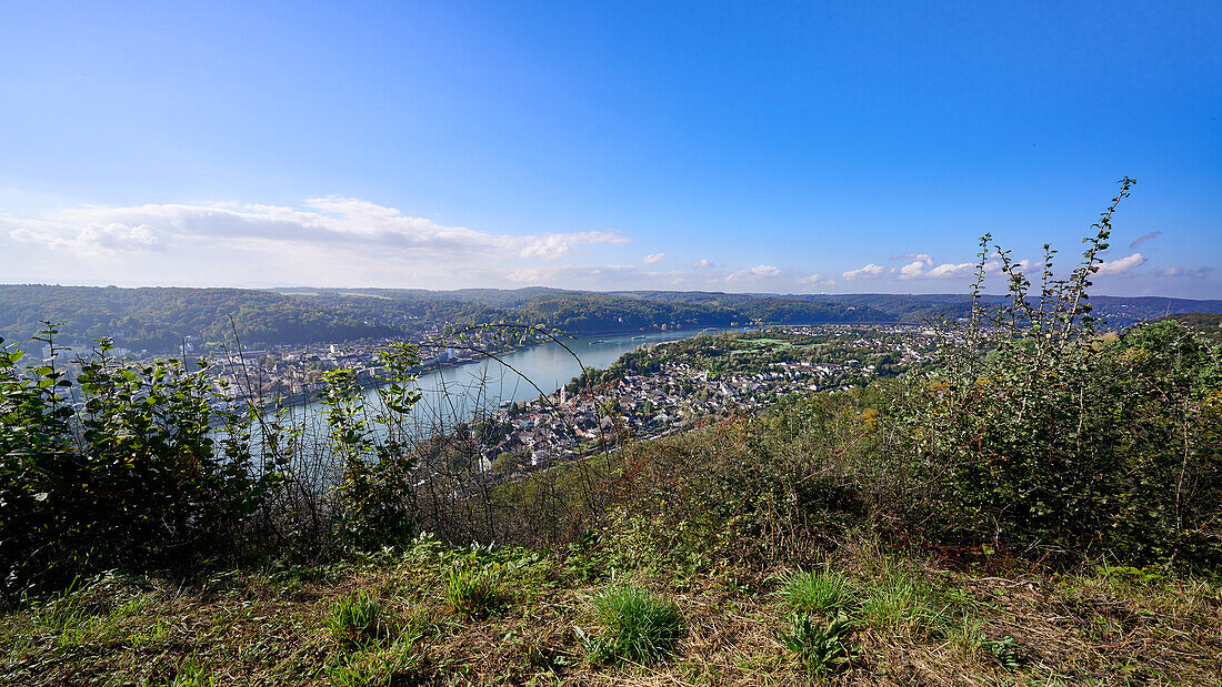 Blick von der Erpeler Ley auf Erpel am Rhein, Rheinland-Pfalz, Deutschland