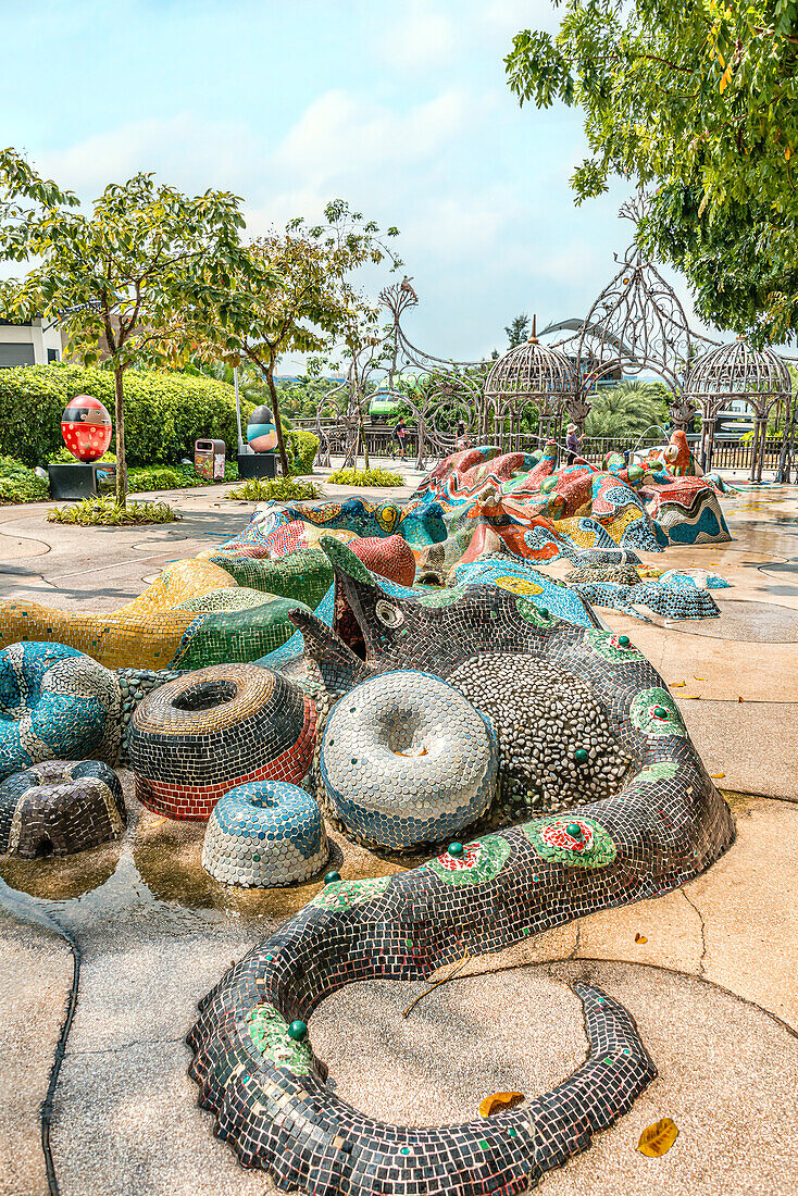 Springbrunnen im Gaudi-Stil am Merlion Walk auf der Insel Sentosa, Singapur
