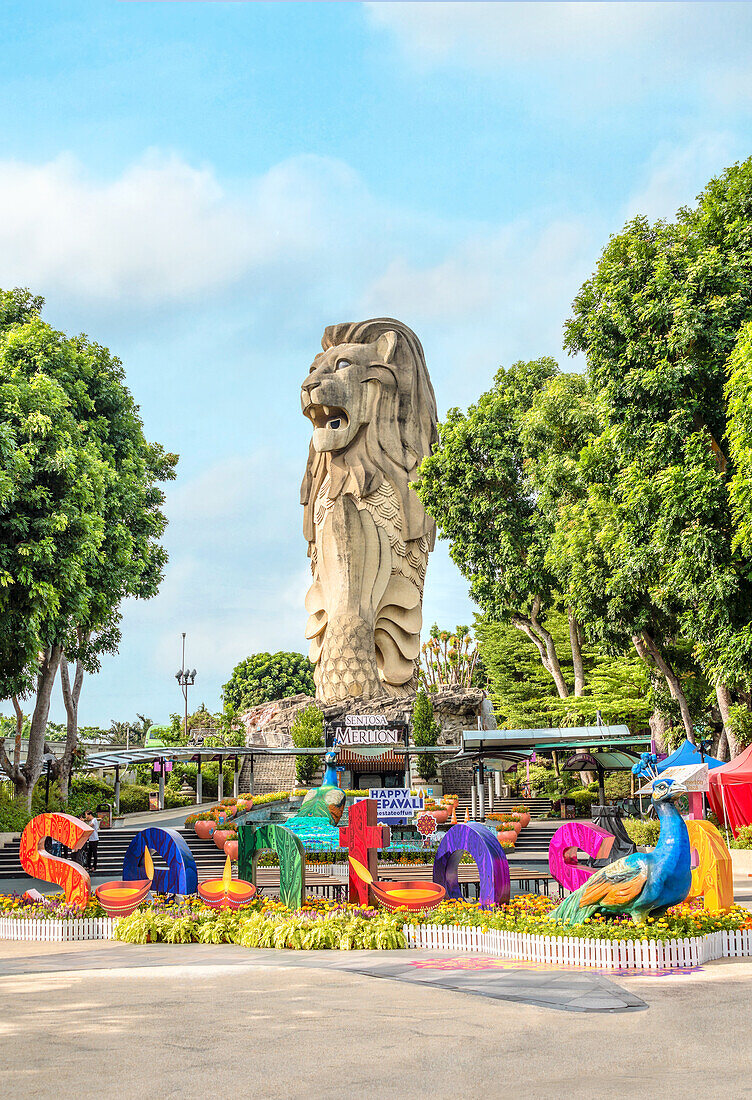 Sentosa Merlion Statue mit bunter Deepavali Dekoration, Insel Sentosa, Singapur