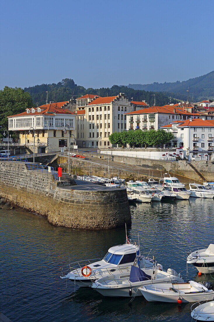 Hafenbecken und Ort Mundaka, Urdaibai Biosphere Reserve, Baskenland, Spanien