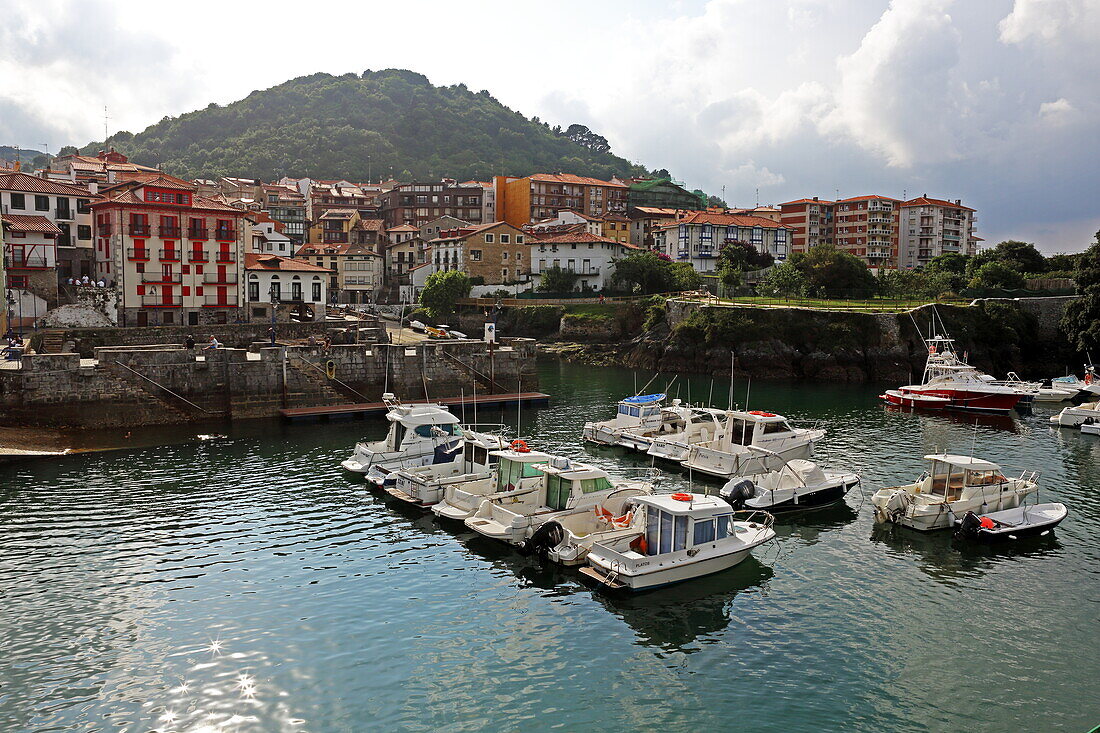 Hafenbecken und Ort Mundaka, Urdaibai Biosphere Reserve, Baskenland, Spanien