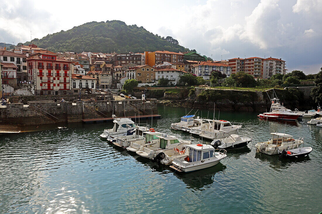 Harbor basin and place Mundaka, Urdaibai Biosphere Reserve, Basque Country, Spain