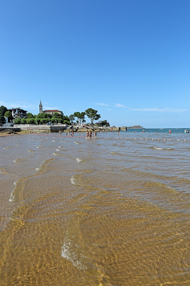 At low tide, sandy beaches emerge on the Ria de Urdaibai, Mundaka, Urdaibai Biosphere Reserve, Basque Country, Spain