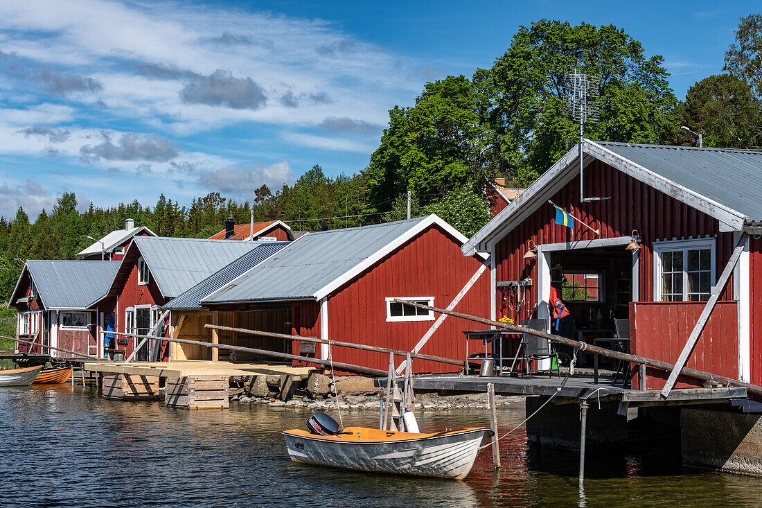 Typische rote Bootshäuser am Meer bei Härnösand, Västernorrland, Schweden