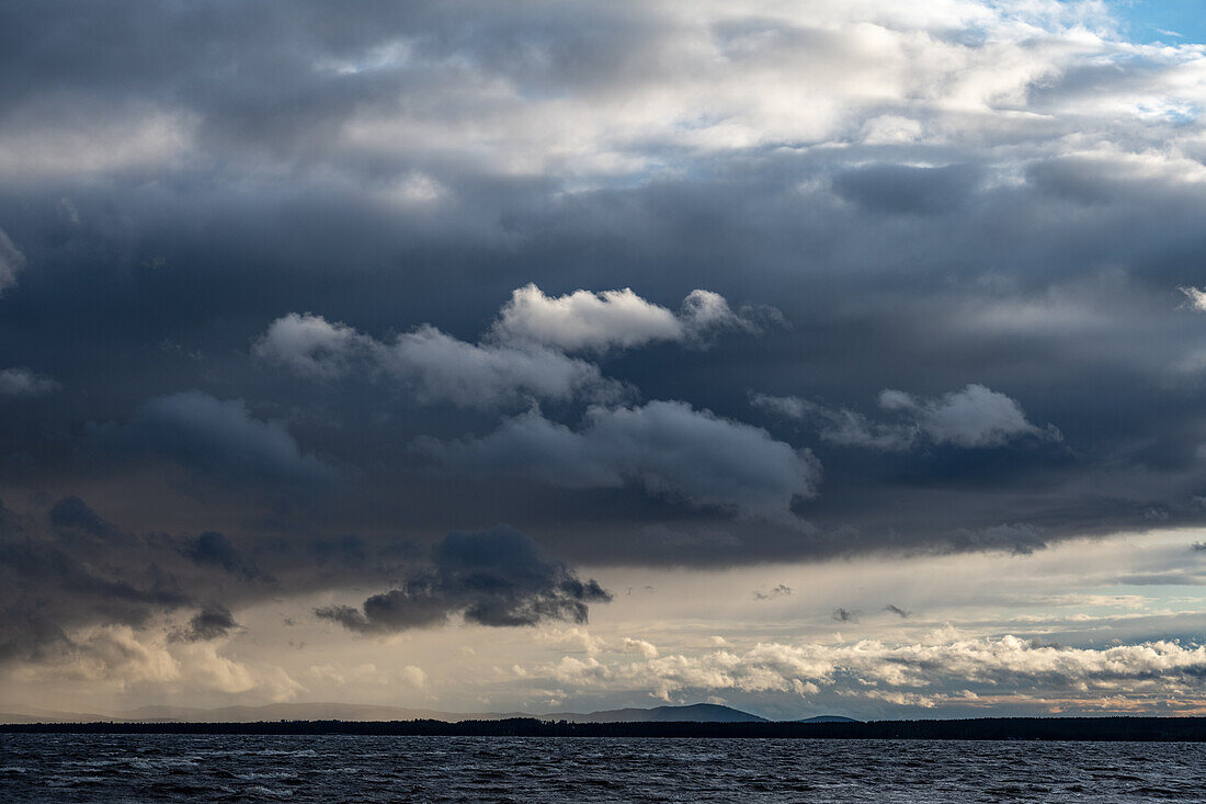 Dunkle Wolken und intensives Licht am Siljansee, Rättvik, Dalarna, Schweden