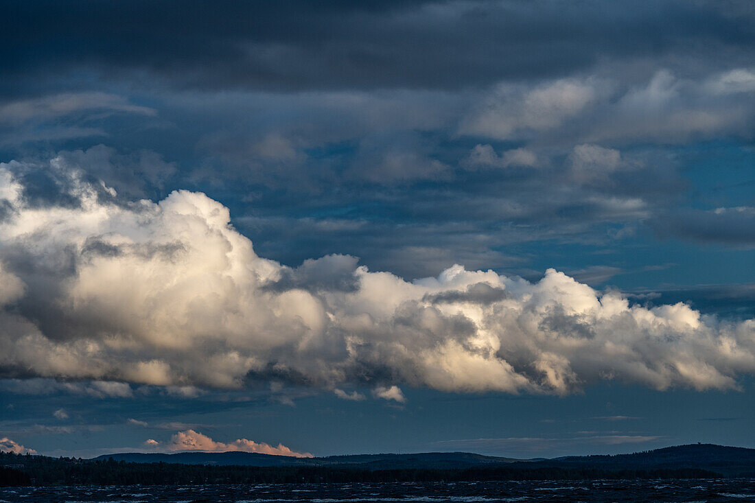 Dramatische Wolken und intensives Licht am Siljansee, Rättvik, Dalarna, Schweden