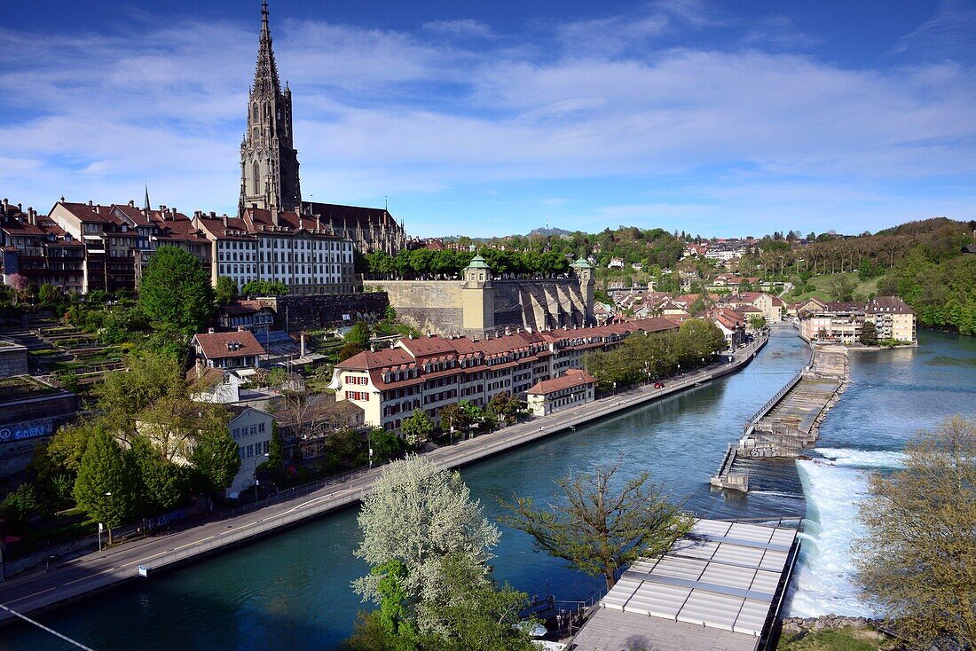 Ansicht von der Kirchenfeldbrücke an der Aare auf die Altstadt von Bern, Schweiz