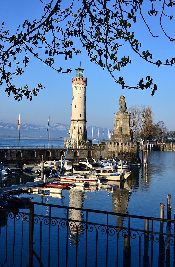 Am Hafen der Insel Lindau am Bodensee, Bayern, Deutschland