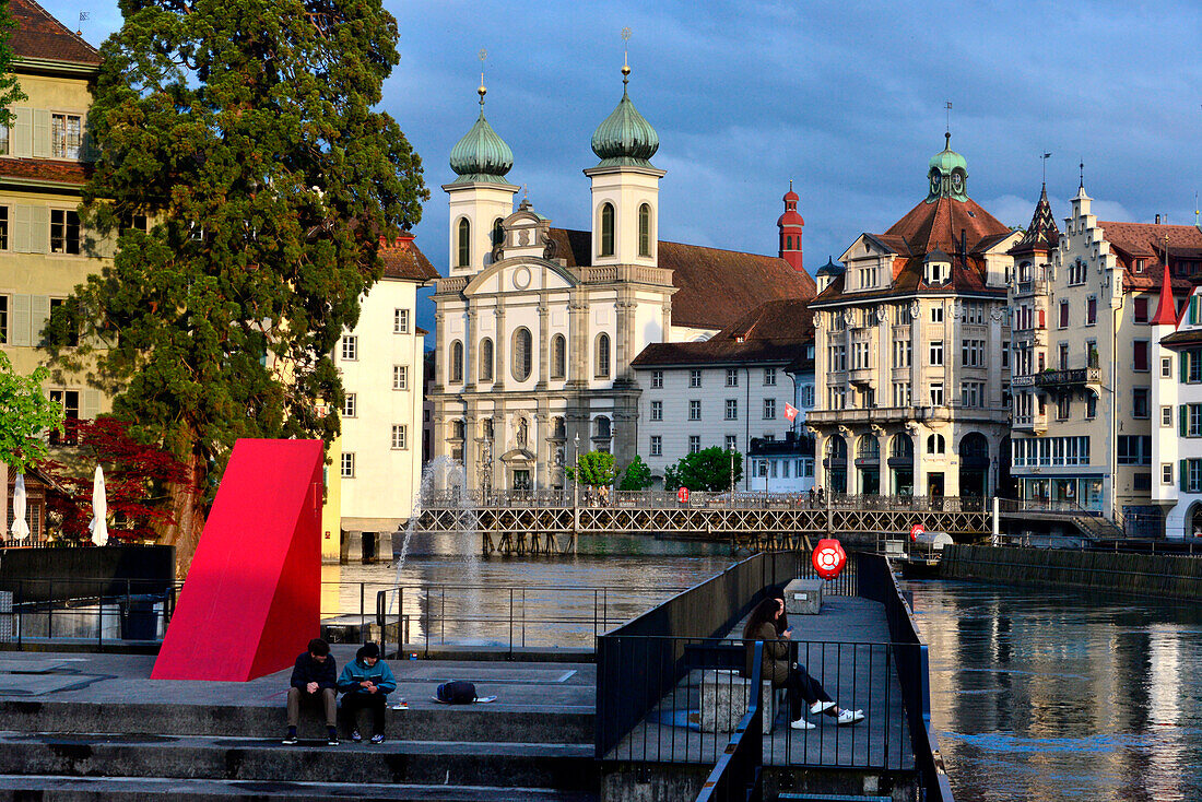 Blick von der Spreuerbrücke mit Jesuitenkirche, Luzern, Schweiz