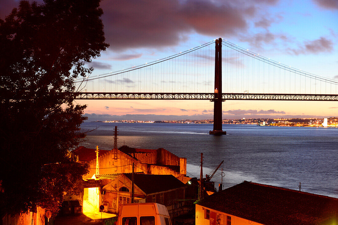 Blick von Almada auf der Südseite des Tejo mit Brücke, Lissabon, Portugal