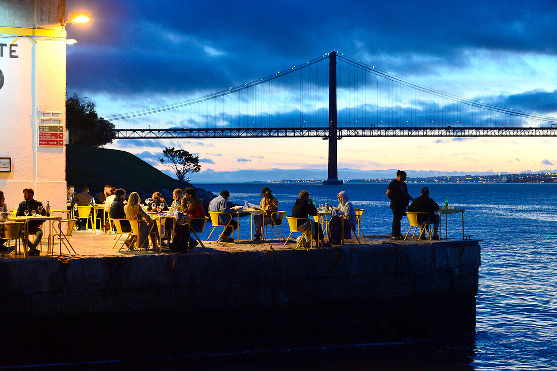 Blick von Almada auf der Südseite des Tejo mit Brücke und Restaurant Ponte Final, Lissabon, Portugal