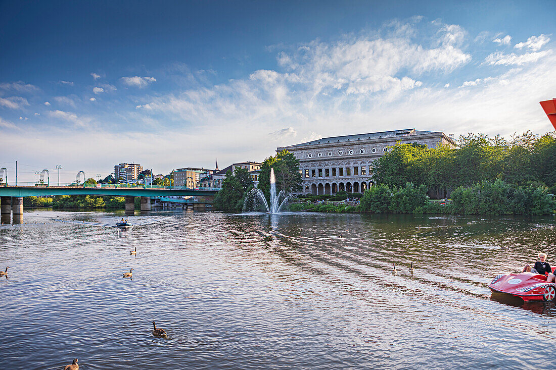 Sicht auf die Ruhr und Stadthalle in Mülheim an der Ruhr, Nordrhein-Westfalen, Deutschland