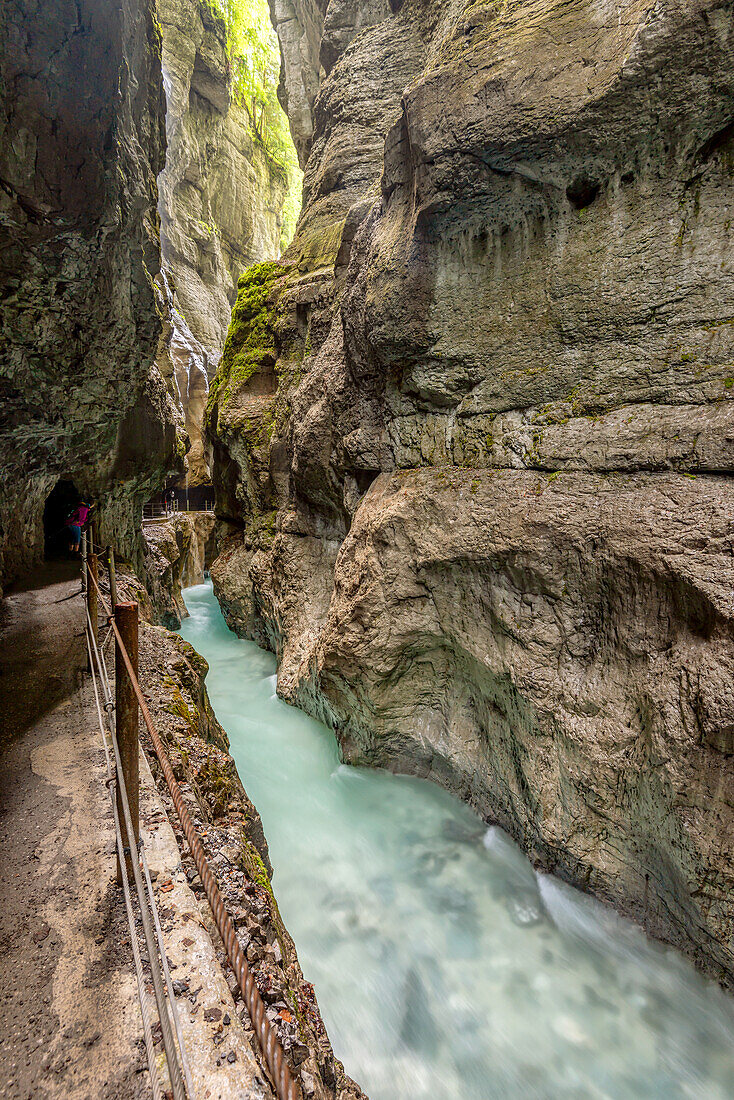 Wanderweg entlang der Partnachklamm in Garmisch Partenkirchen, Bayern, Deutschland