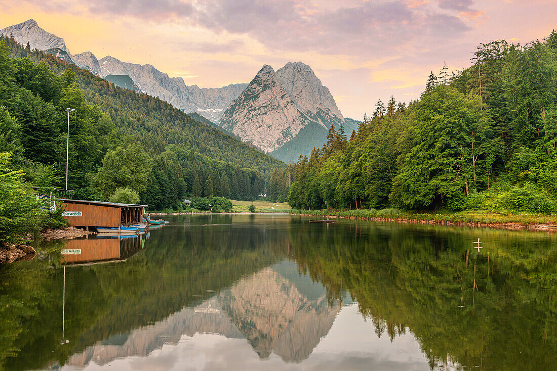 Landschaft am Riessersee mit dem Wettersteingebirge im Hintergrund, Garmisch Partenkirchen, Bayern, Deutschland