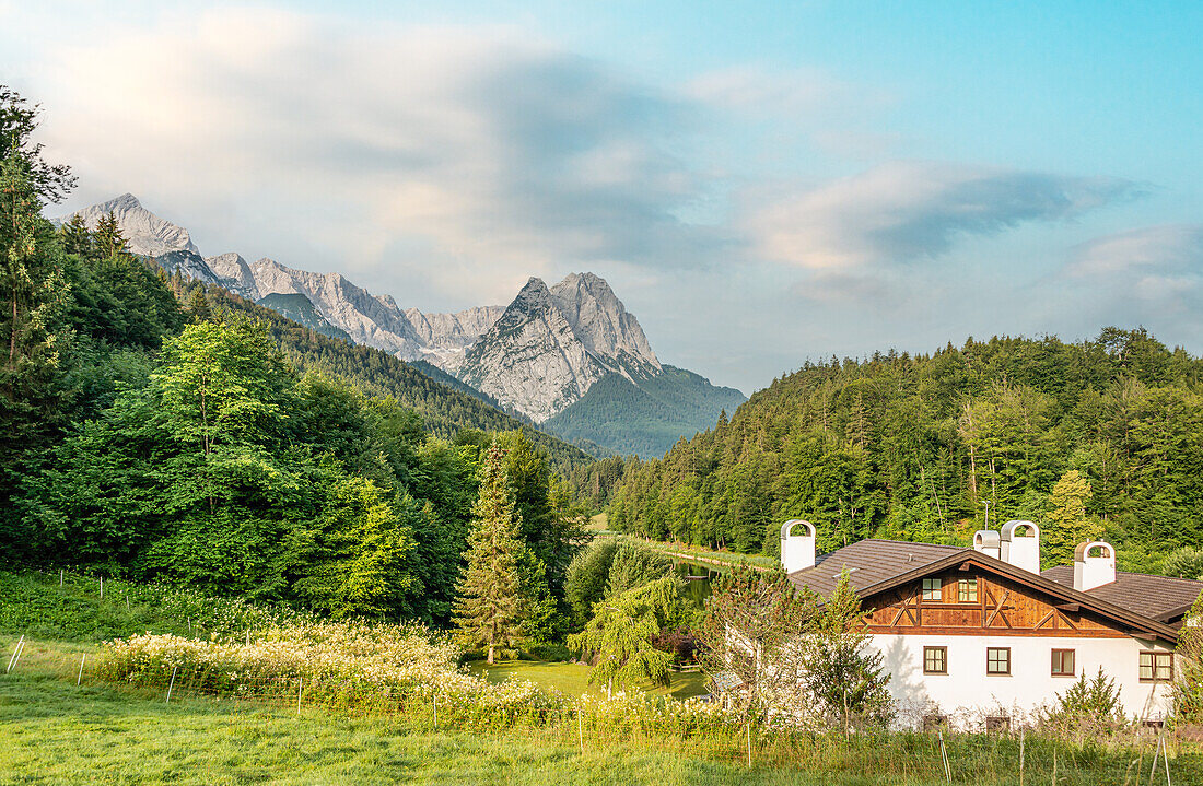 Landscape at the Riessersee with the Wetterstein Mountains in the background, Garmisch Partenkirchen, Bavaria, Germany