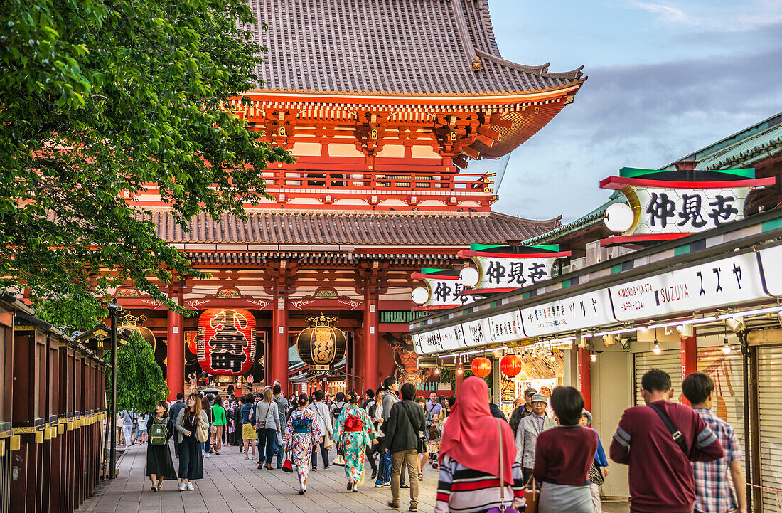 Touristen am traditionellen Edo-Zeit Hozomon Eingang zum Sensoji, Asakusa, Tokio, Japan
