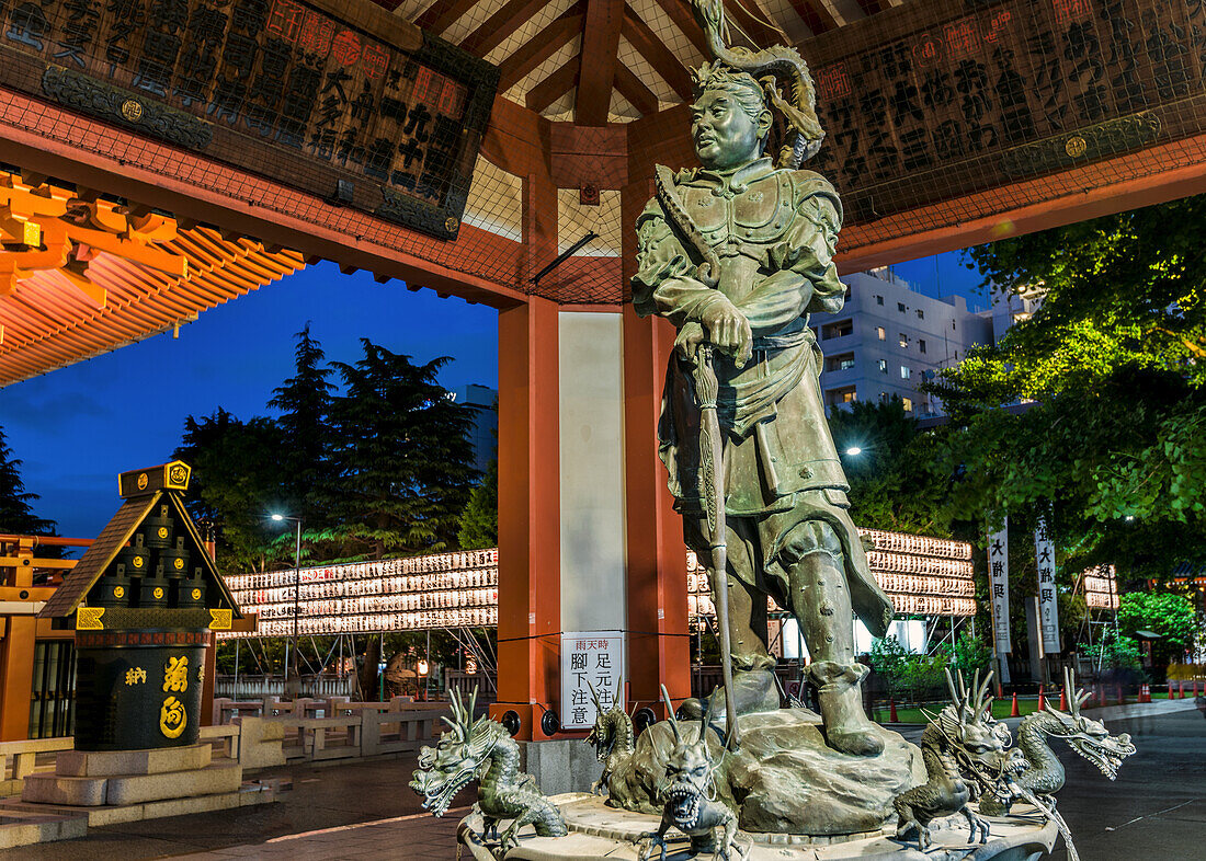 Skulptur von Sakara, dem König des Wassers von Kotaro Takamura an einem Brunnen am Sensoji Tempel, Asakusa, Tokio, Japan