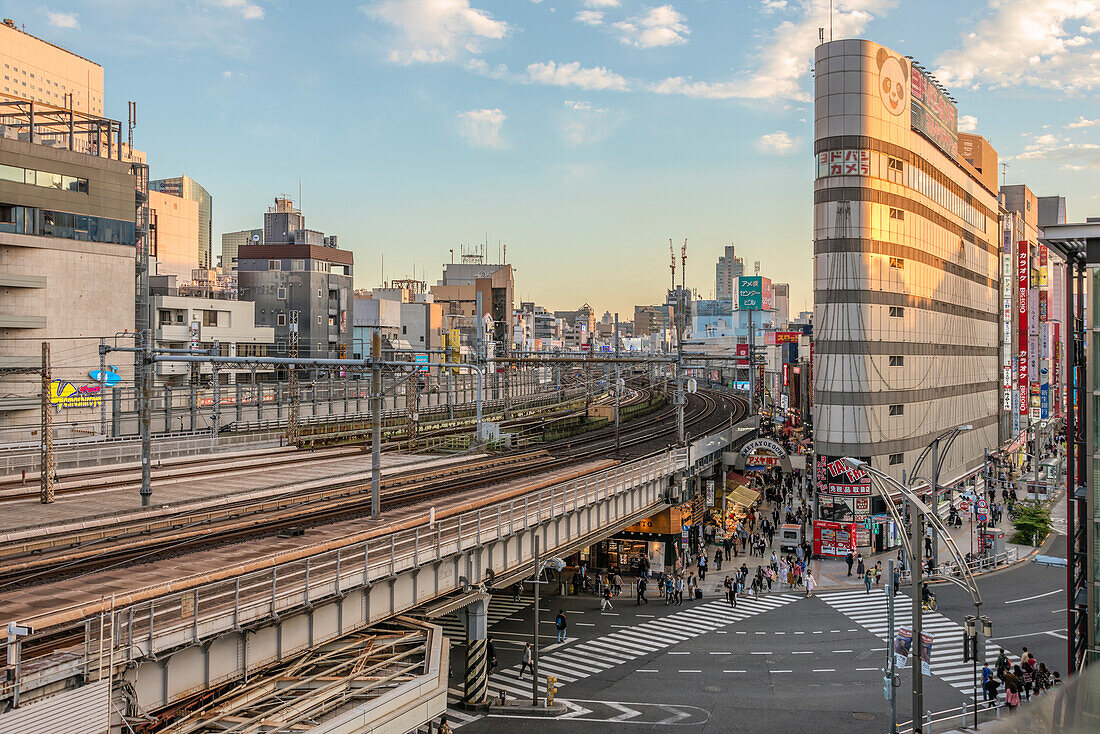 Straßenszene am Bahnhof Ueno bei Sonnenuntergang, Tokio, Japan