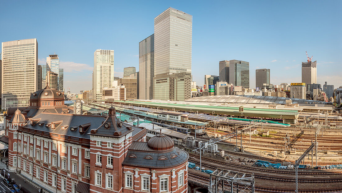 Aussicht über den Hauptbahnhof von Tokio und der Skyline von Marunouchi, Tokio, Japan