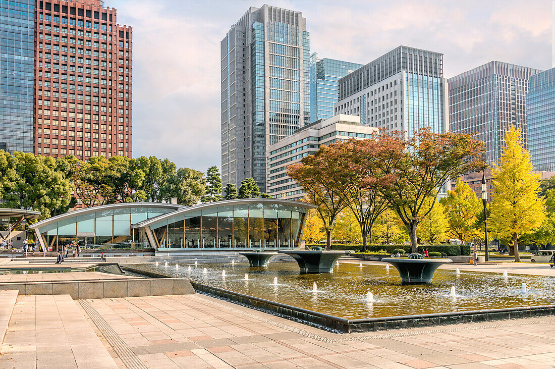 Wadakura Fountain Park im Herbst, Marunouchi, Tokio, Japan