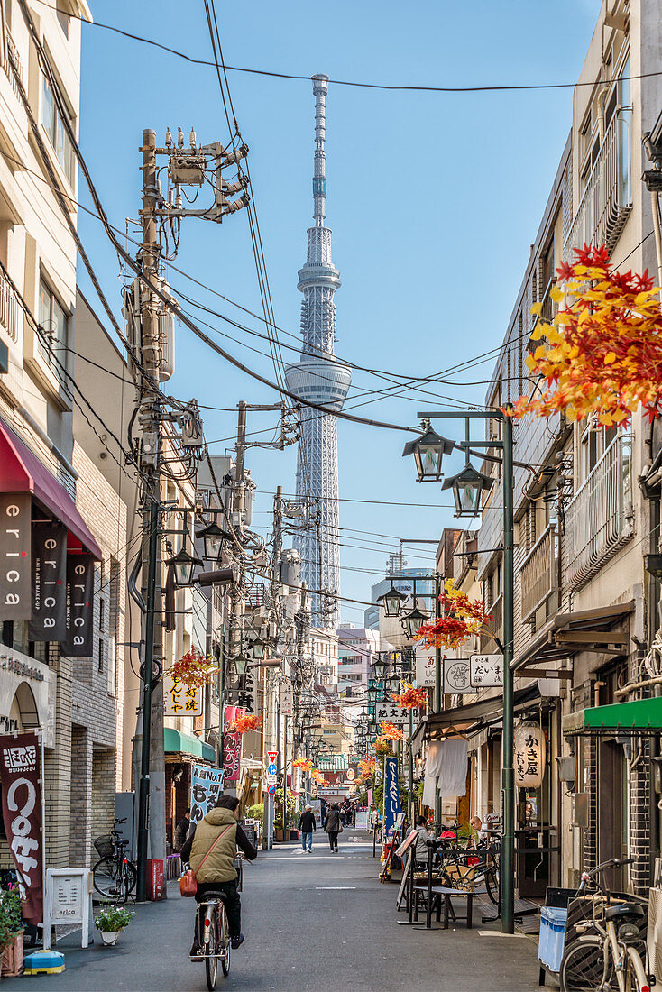 Straßenszene eines normalen Wohngebiets in Asakusa mit dem Skytree Tower im Hintergrund, Tokio, Japan