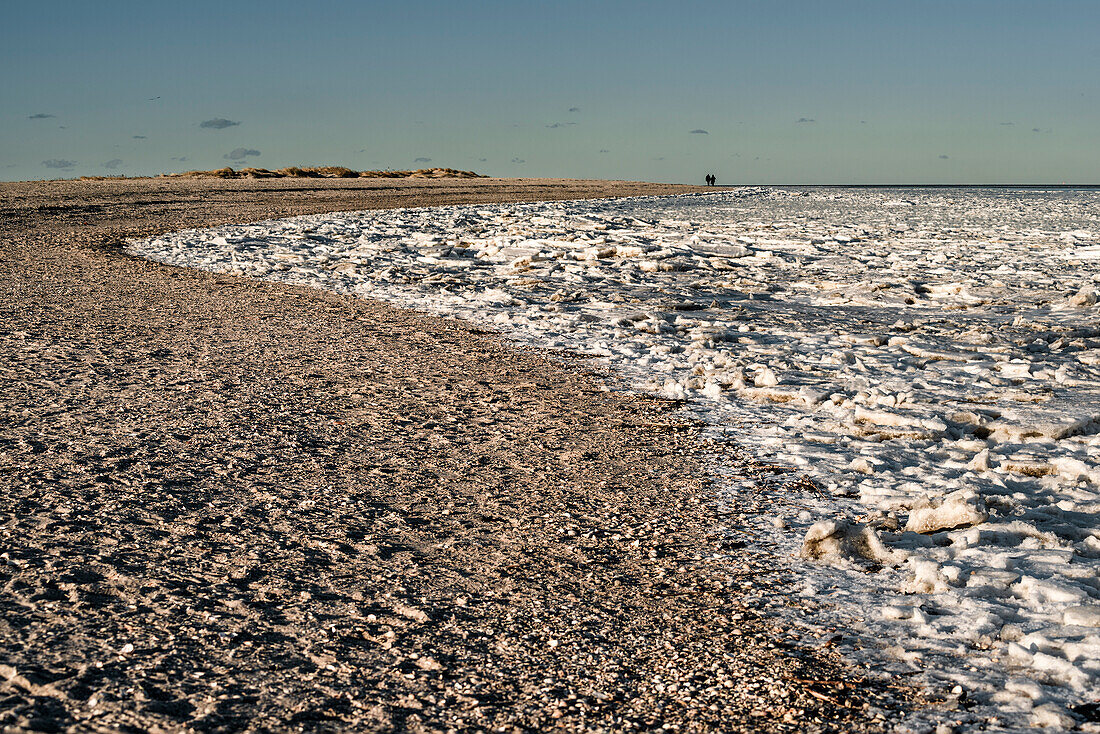 Spaziergang mit Eisschollen am Strand in Schillig, Wangerland, Friesland, Niedersachsen, Deutschland, Europa