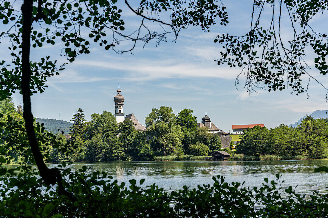 Blick bei Sonnenschein über den Höglwörther See auf das Kloster, Chiemgau, Bayern, Deutschland