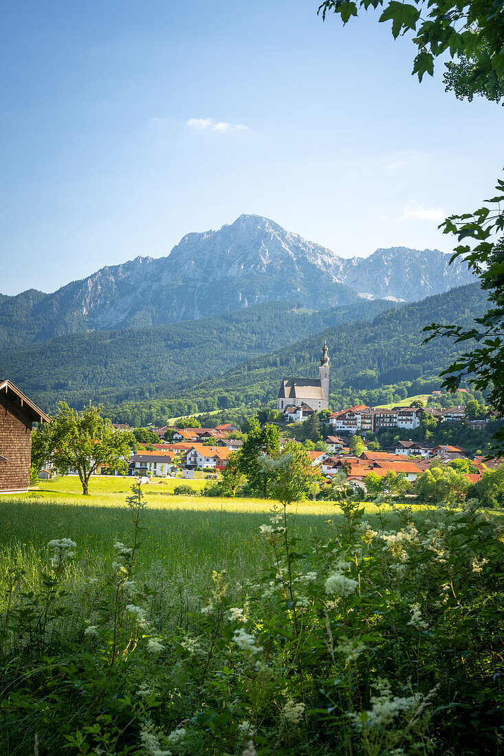 Blick auf die Ortschaft Anger im Chiemgau, Bayern, Deutschland
