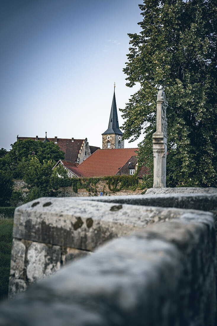 Brücke über die Rodach mit Blick auf die mittelalterliche Stadt Seßlach im oberfränkischen Landkreis Coburg