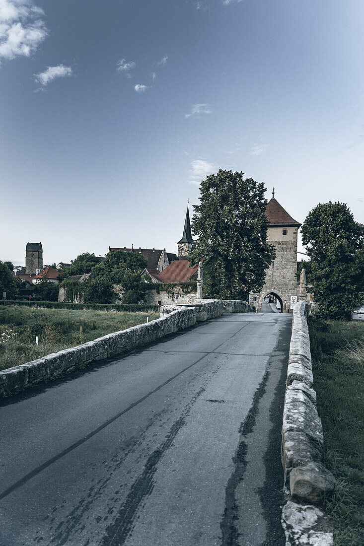 Brücke über die Rodach mit Blick auf das Rothenberger Stadttor und die mittelalterliche Stadt Seßlach im oberfränkischen Landkreis Coburg