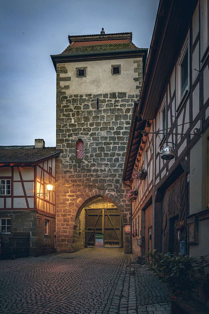 Blick auf das Geiersberger Stadttor der mittelalterlichen Stadt Seßlach im oberfränkischen Landkreis Coburg