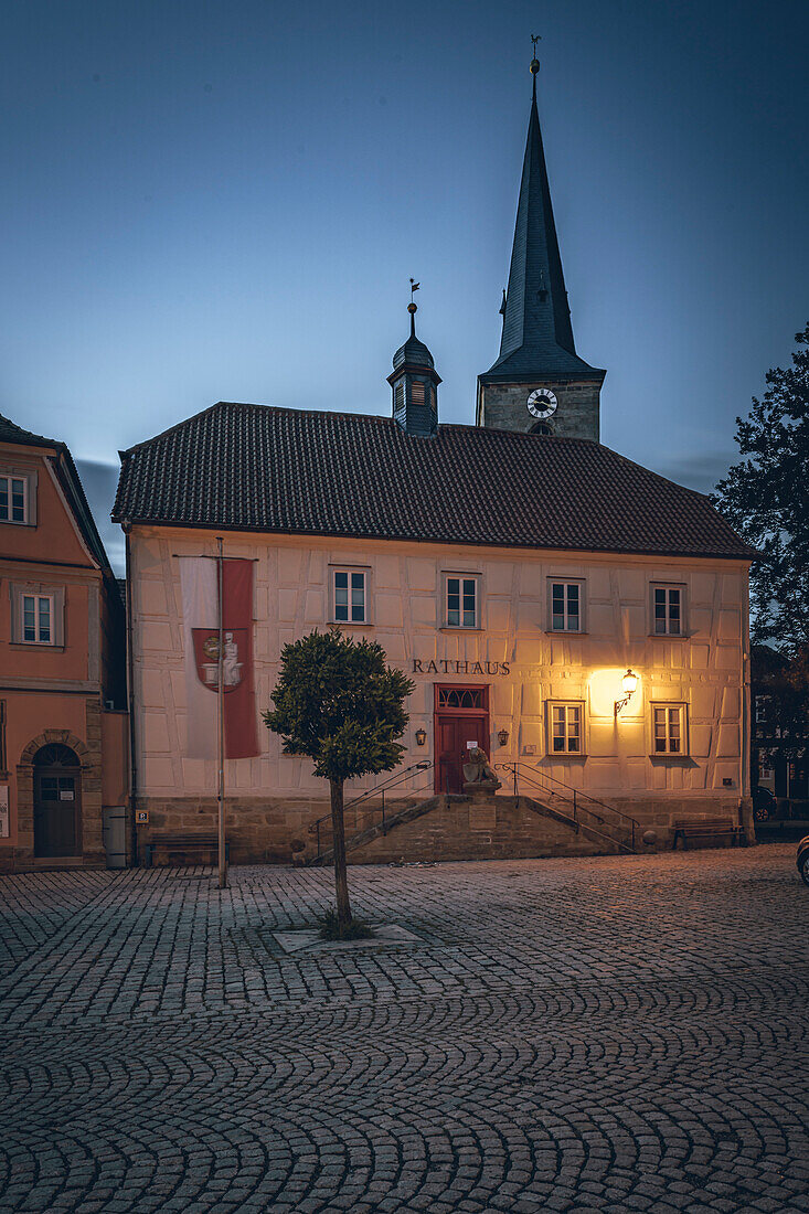 Blick auf das Rathaus der mittelalterlichen Stadt Seßlach im oberfränkischen Landkreis Coburg