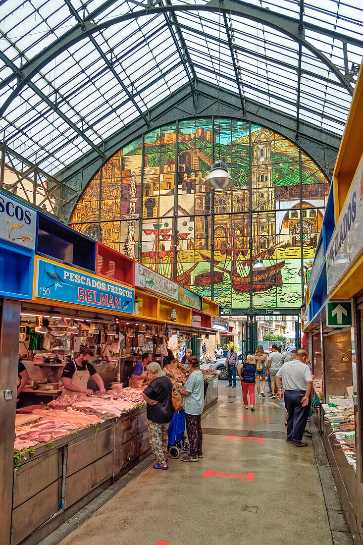 Mercado Central de Atarazanas, traditionelle Markthalle mit großer Auswahl an Lebensmitteln und Tapasbars, Malaga, Costa del Sol, Provinz Malaga, Andalusien, Spanien, Europa