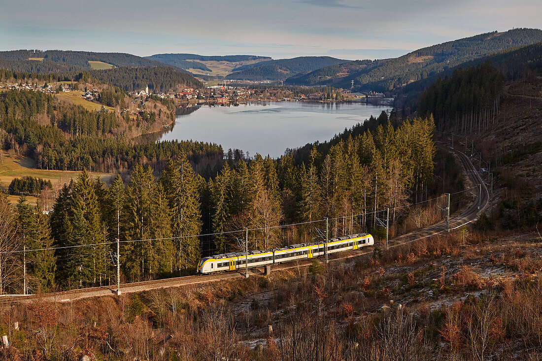 Blick über den Titisee mit Regionalbahn, Südlicher Schwarzwald, Schwarzwald, Baden-Württemberg, Deutschland, Europa