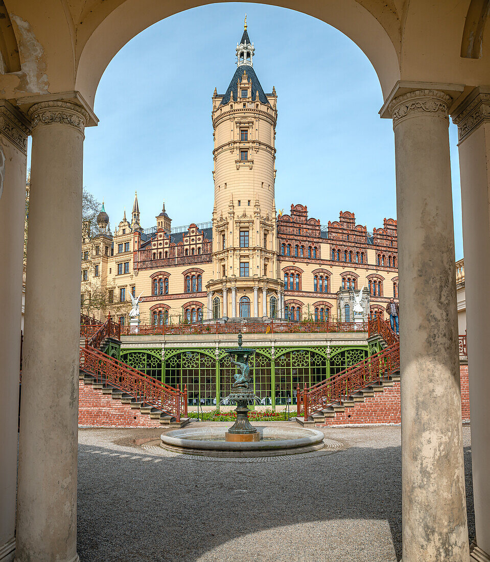 Frontansicht des Schweriner Schlosses, von der Orangerie gesehen, Schwerin, Mecklenburg Vorpommern, Deutschland