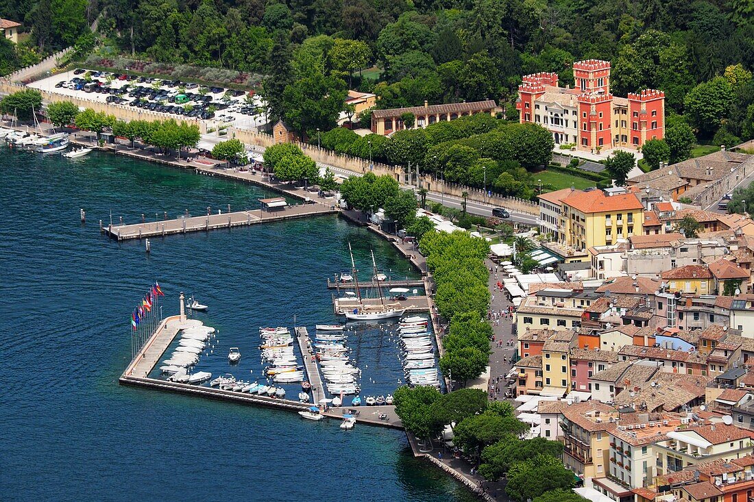 Blick auf Garda vom Rocca di Garda, Ostufer, Gardasee, Veneto, Italien