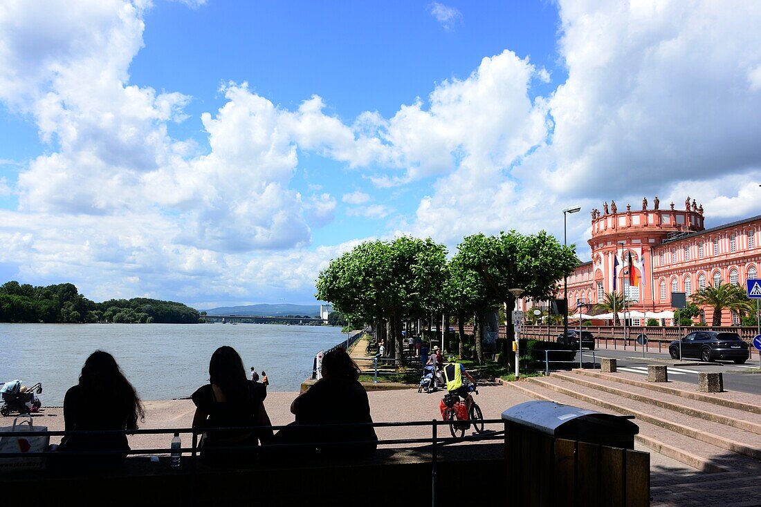 Am Schloss Biebrich am Rhein bei Wiesbaden, Hessen, Deutschland