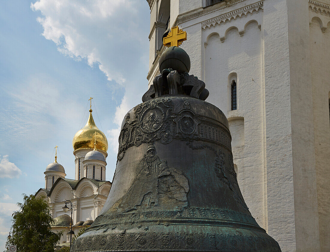 Zarenglocke und Erzengel-Michael-Kathedrale am Ivanovskaya Platz im Kreml in Moskau, Moskva, Moskau-Wolga-Kanal, Russland, Europa
