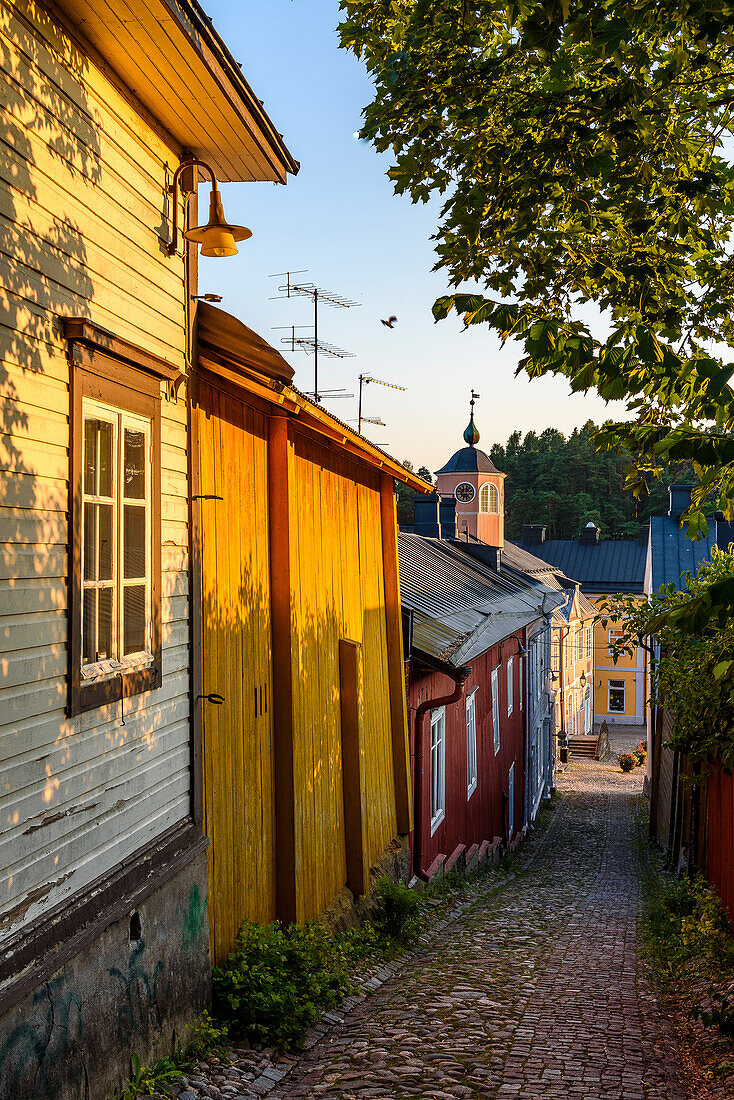 Gasse führt zum altem Rathaus im Zentrum der Altstadt, Porvoo, Finnland