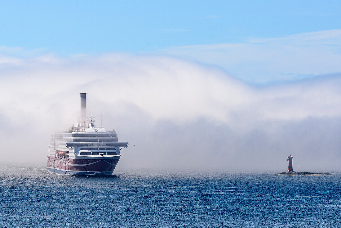 Überfahrt mit großer Autofähre von Turku zu den Aland-Inseln, Finnland