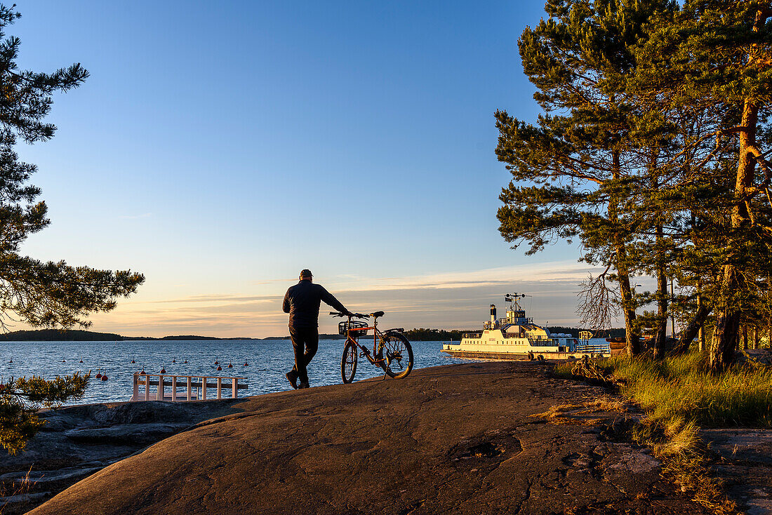 Cycling on the island of Mossala, Schaerenringweg: Askainen – Kustavi – Inioe – Houtskaer – Korpo – Nagu – Pargas, Finland