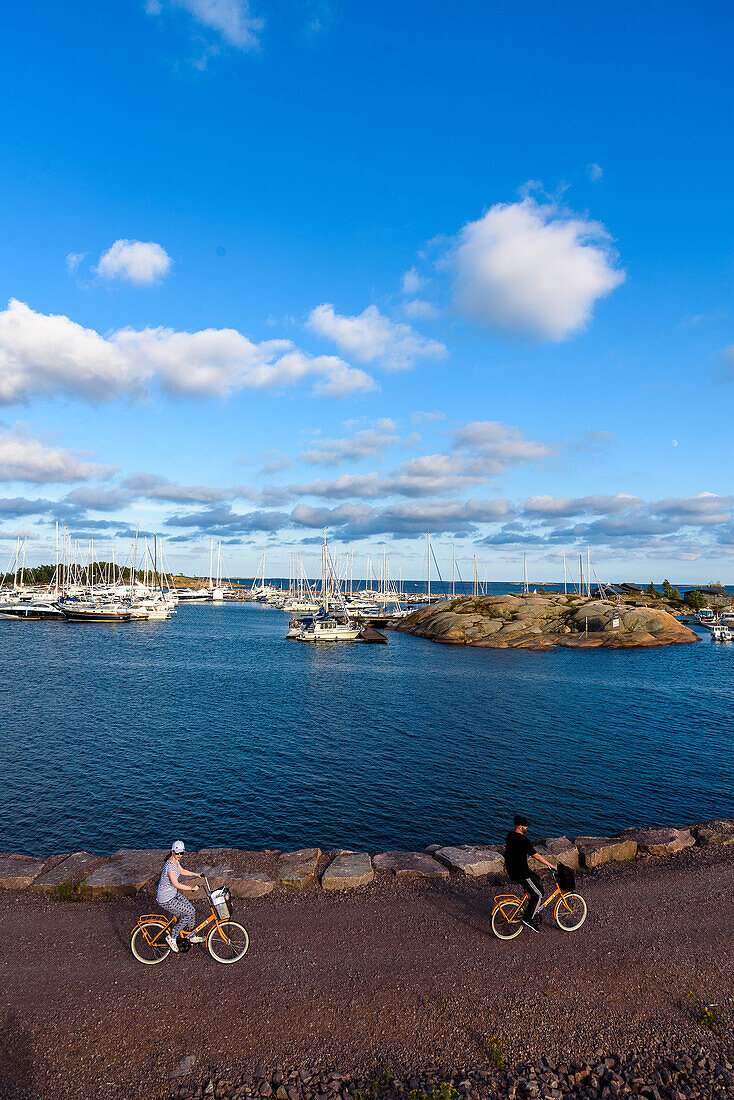 Radfahrer am Hafen von Hanko, Hanko, Finnland
