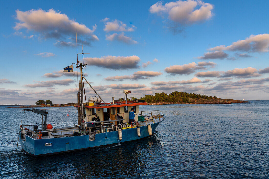 Kleiner Fischkutter im Hafen von Hanko, Hanko, Finnland