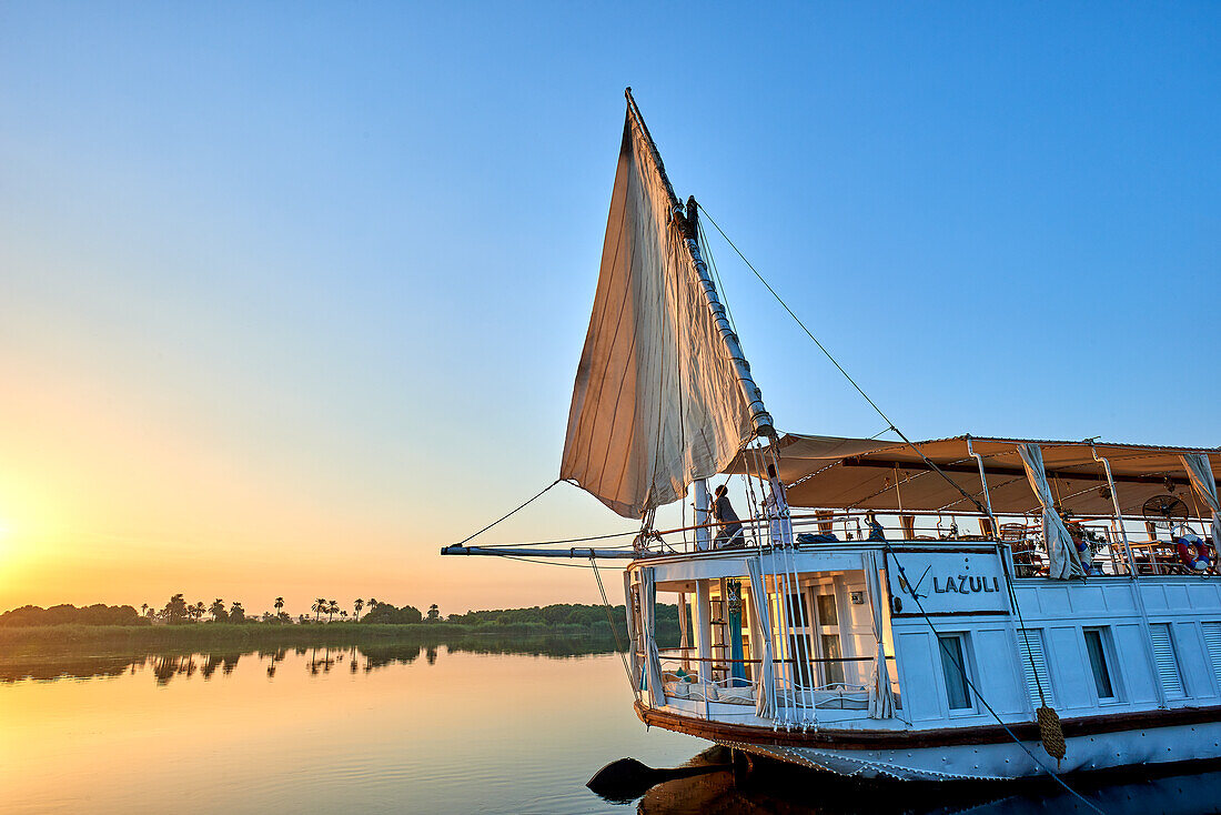 Segelboot bei Sonnenaufgang auf dem Nil, Ägypten