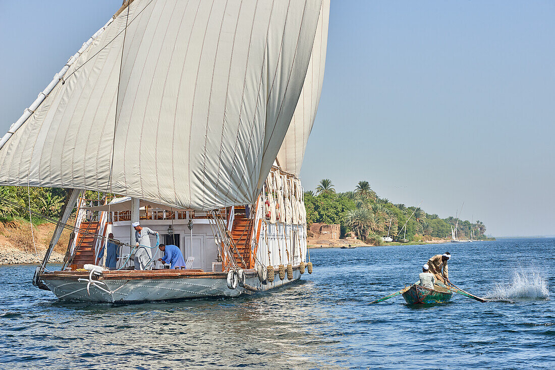 Segelboot und Fischerboot auf dem Nil, Ägypten