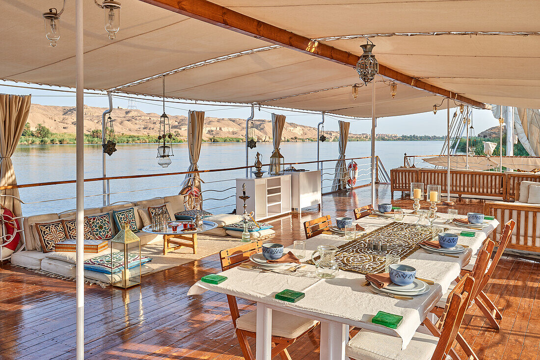 Gedeckter Tisch auf Schiffsdeck, Nil, Ägypten