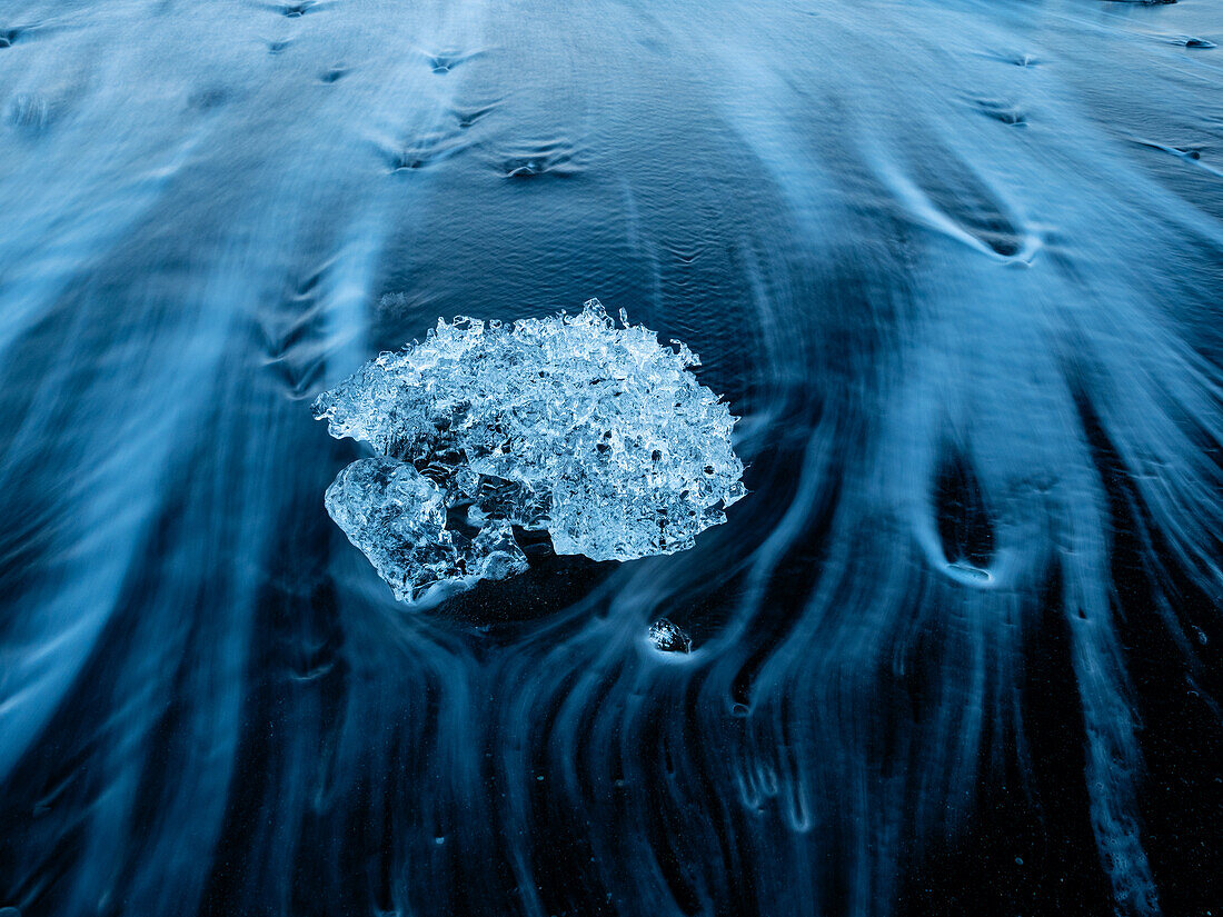 Eisbrocken am schwarzen Strand bei Jökulsa, Sudausturland, Island, Europa