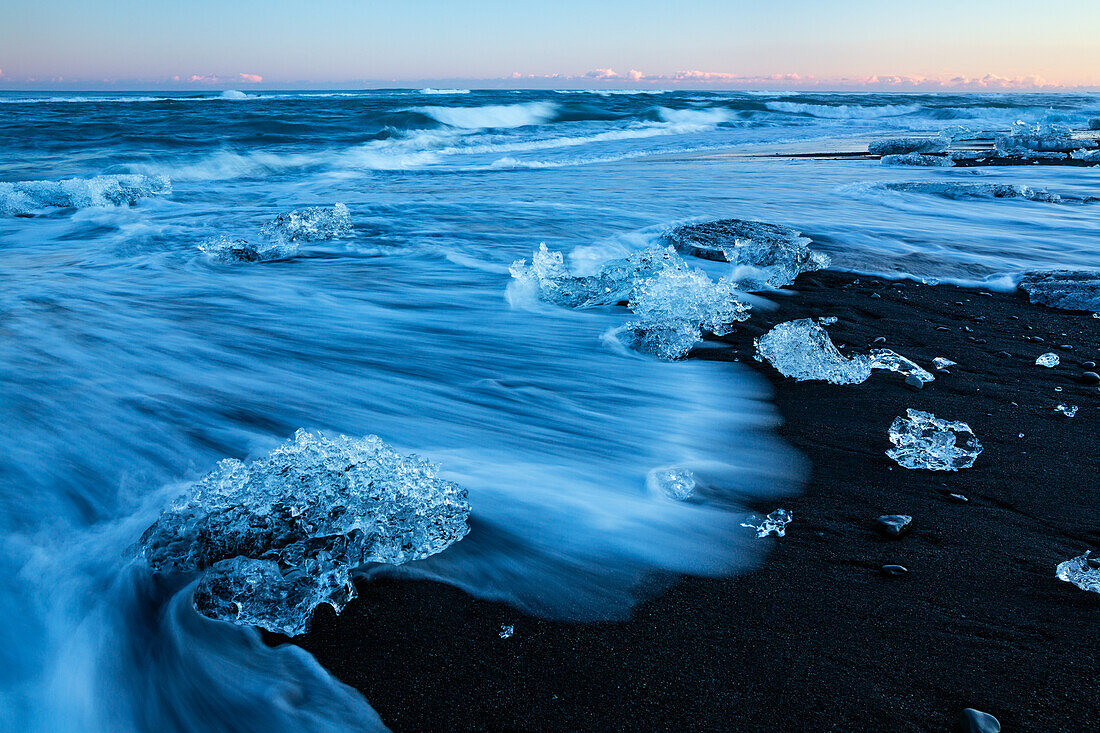 Eisbrocken am schwarzen Strand bei Jökulsa, Sudausturland, Island, Europa