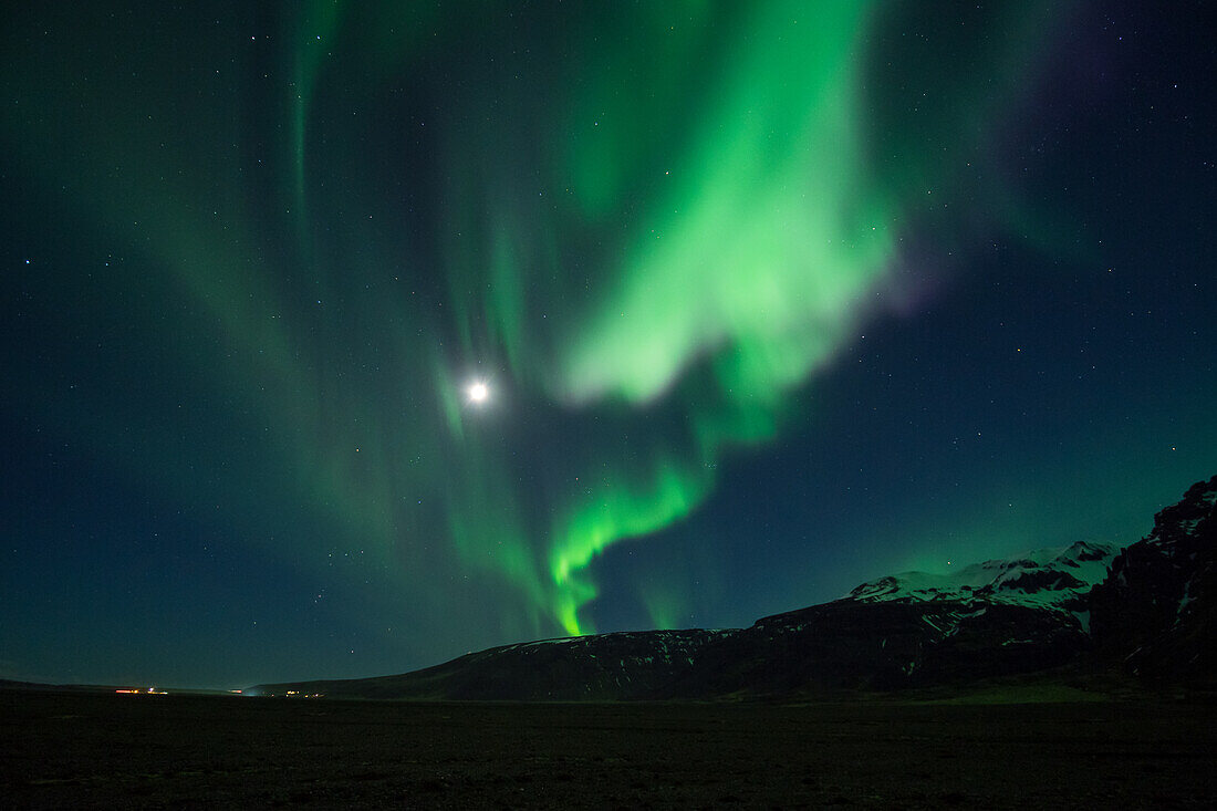 Nordlichter bei Vollmond, Aurora borealis, Süd Island, Europa