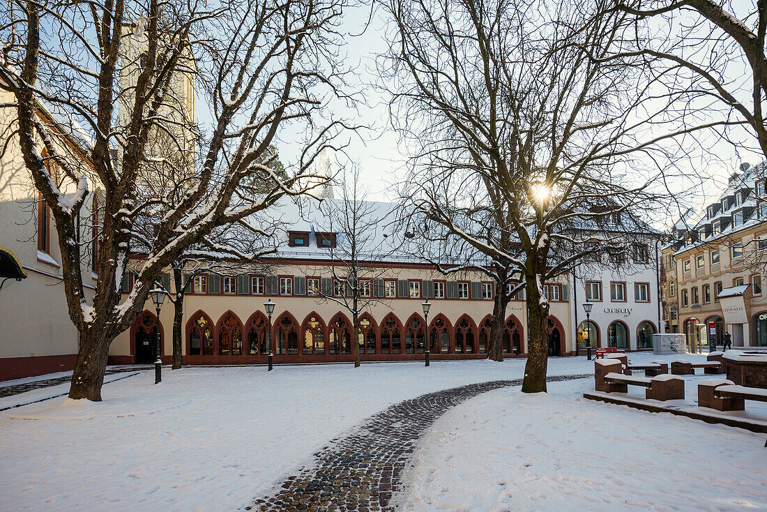 Winterstimmung mit Schnee, Rathausplatz, Freiburg im Breisgau, Schwarzwald, Baden-Württemberg, Deutschland